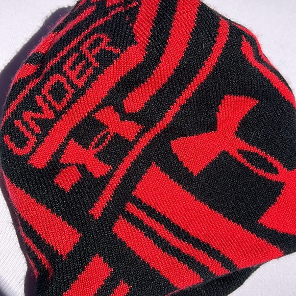 Under Armour Youth Knit Beanie UA LOGO ONE SIDE, BLACK & RED ABSTRACT OPPOSITE - Picture 6 of 10